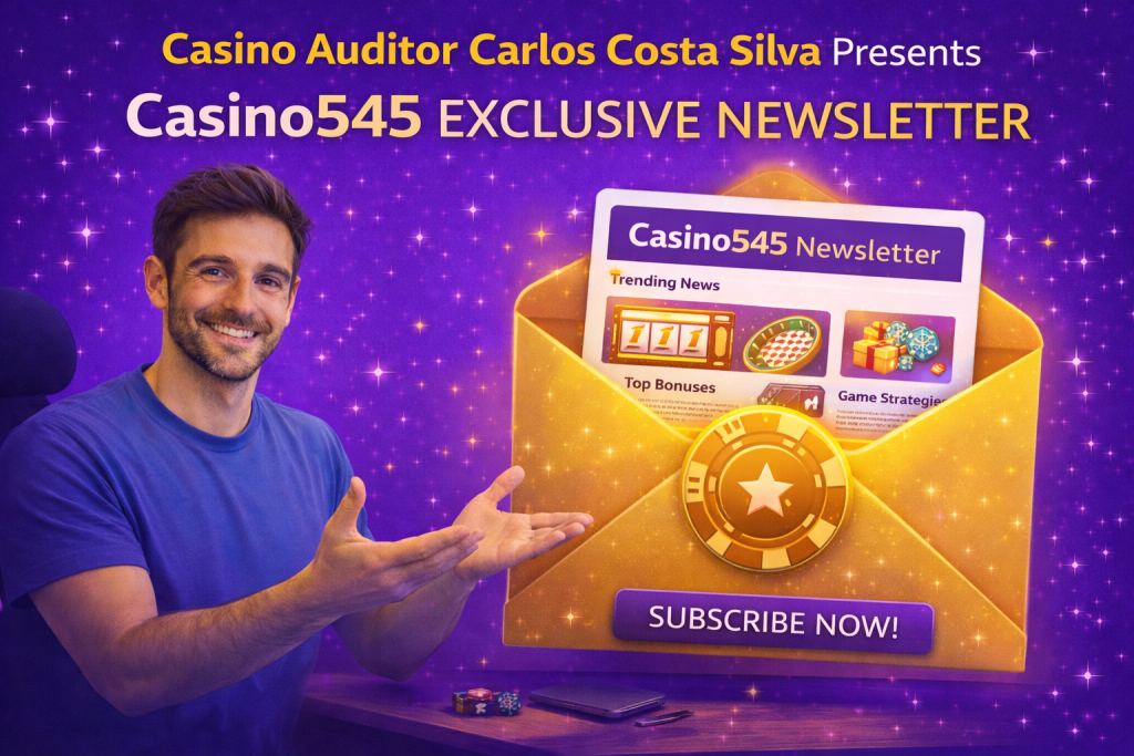 Kiểm toán viên casino Carlos Costa Silva giới thiệu bản tin casino trực tuyến độc quyền Casino545, với một phong bì có chip casino vàng.