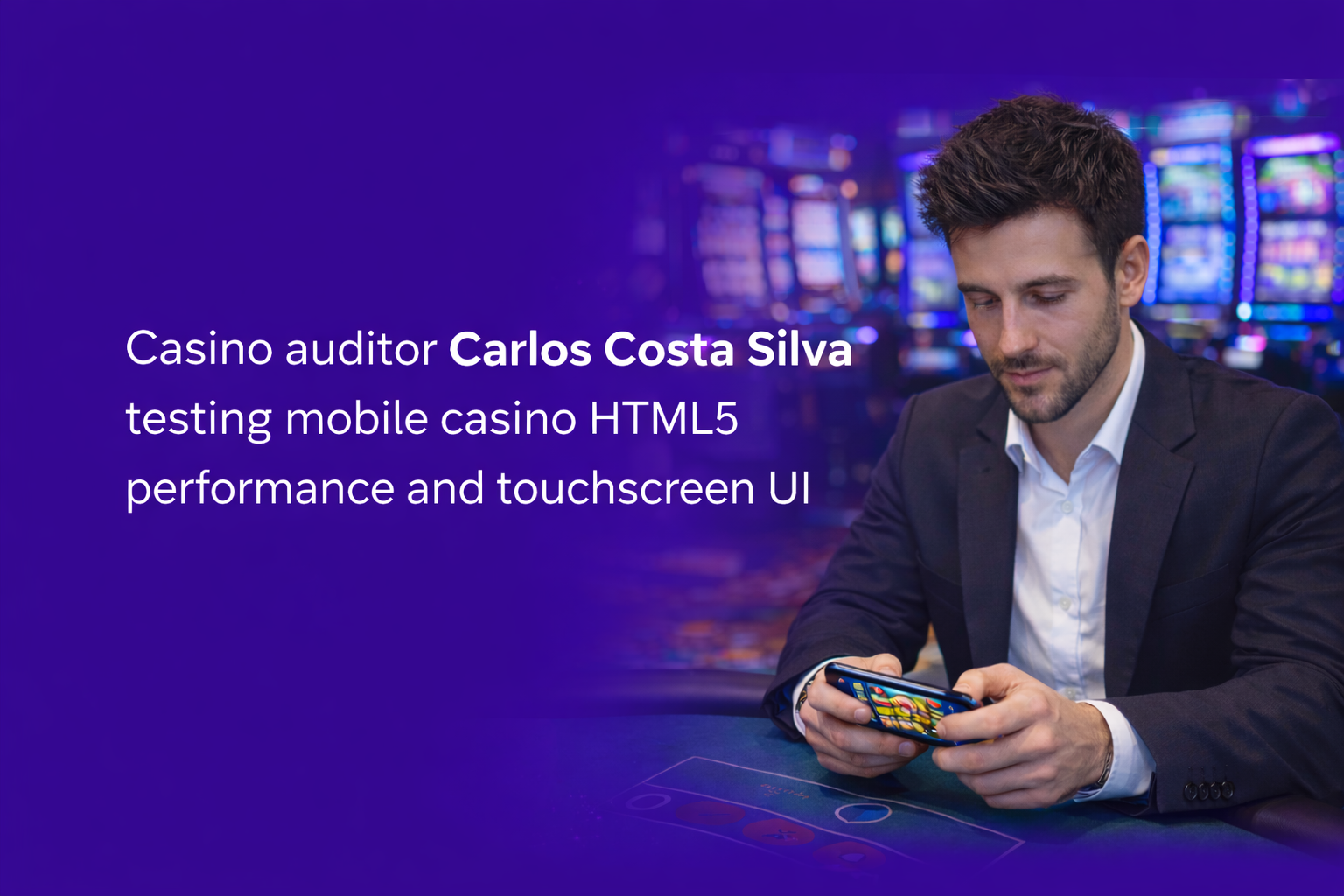 El auditor de casinos Carlos Costa Silva probando el rendimiento de un casino móvil HTML5 y la interfaz táctil en un smartphone moderno.